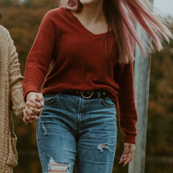 American Eagle Women’s V-Neck Red Sweater - Picture 6 of 6